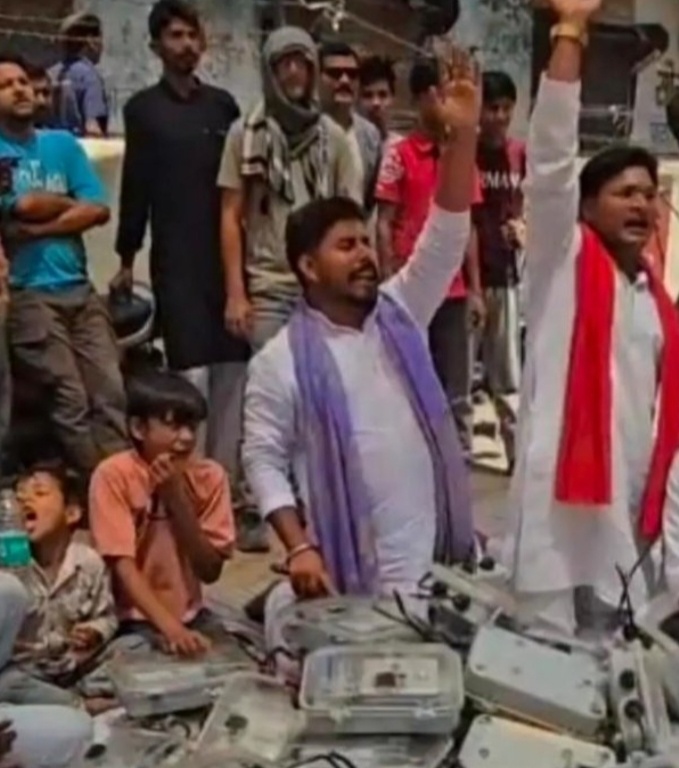 स्मार्ट मीटर के विरोध में महिलाओं का प्रदर्शन,बिजली विभाग कार्यालय पर हंगामा