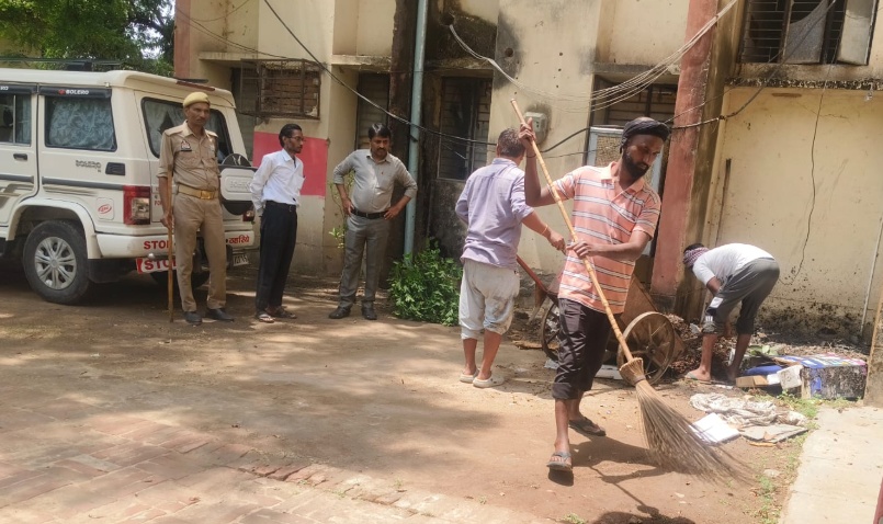 जिलाधिकारी के निर्देश पर सरकारी कार्यालयों में चला विशेष साफ-सफाई अभियान