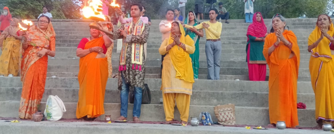 ओमघाट मे हुई गंगा आरती, भक्तों ने किया दीपदान 