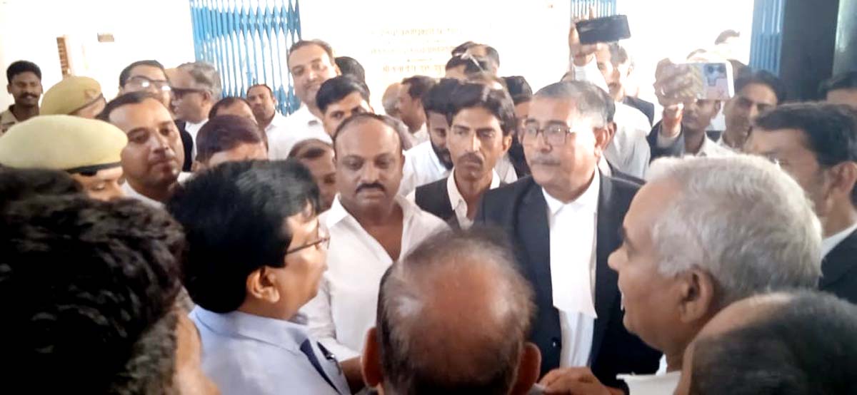 आयकर व बिक्रीकर कार्यालय को कलेक्ट्रेट में स्थापित करने की मांग