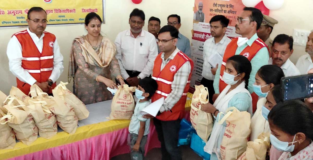 रक्तदान के साथ मरीजों और बच्चों की बांटी खुशियां, विश्व रेडक्रॉस दिवस