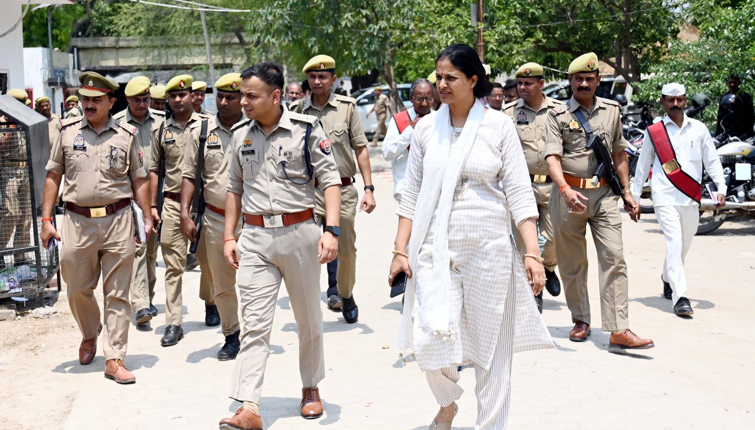 अधिकारियों के थाने पहुंचते ही पुलिस कर्मियों में दिखी मुस्तैदी