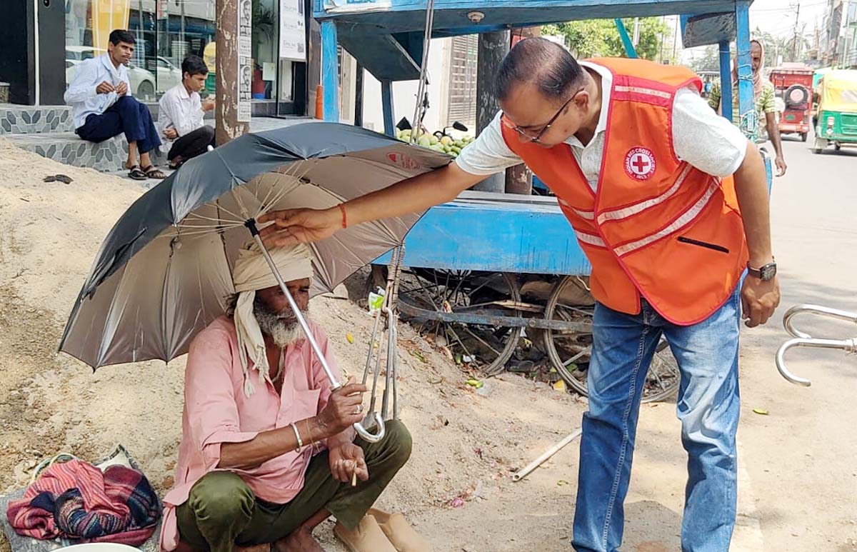 गर्मी में रेडक्रास बना सहारा, ठेला व सब्जी विक्रेताओं को बांटे छाते
