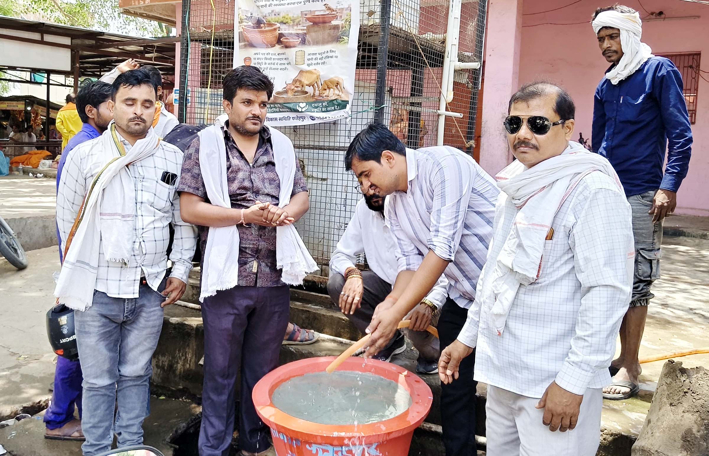 पशु-पक्षियों की प्यास बुझाने को आगे आई युवा विकास समिति