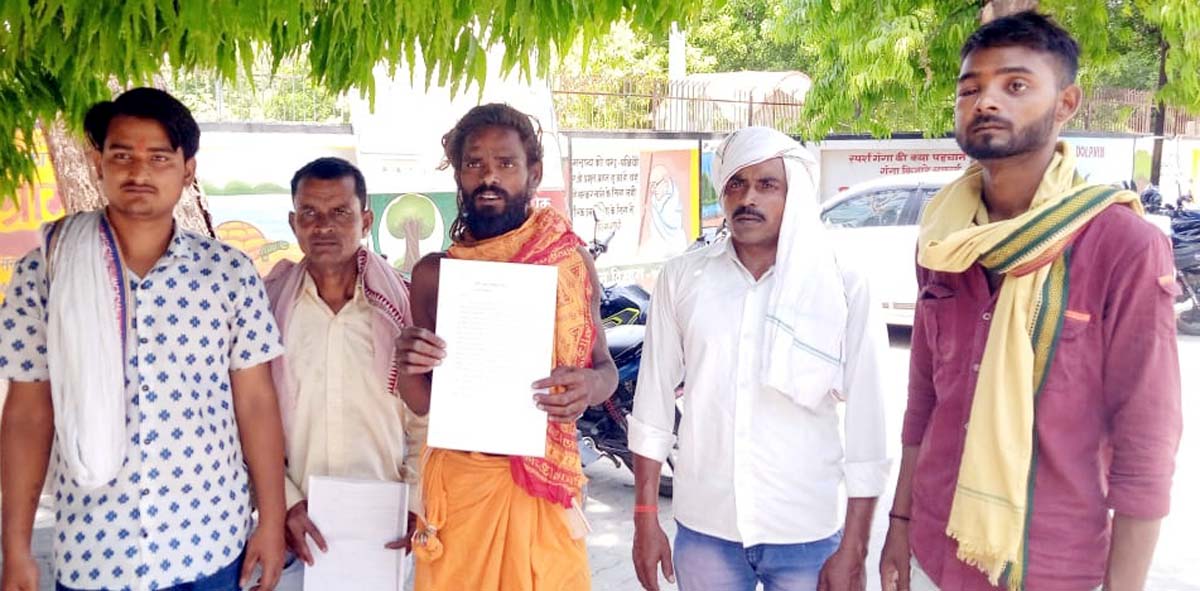 मंदिर परिसर में शराब पीने से रोकने पर बाबा से मारपीट, डीएम से लगाई गुहार