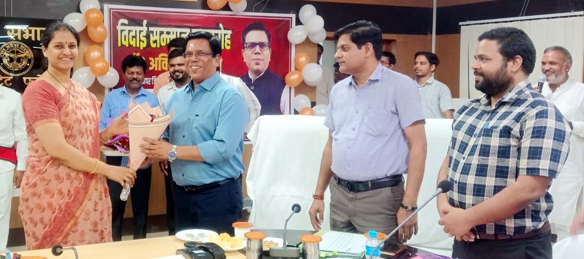 कलेक्ट्रेट सभागार में अधिकारियों-कर्मचारियों ने दी उज्ज्वल भविष्य की शुभकामनाएं
