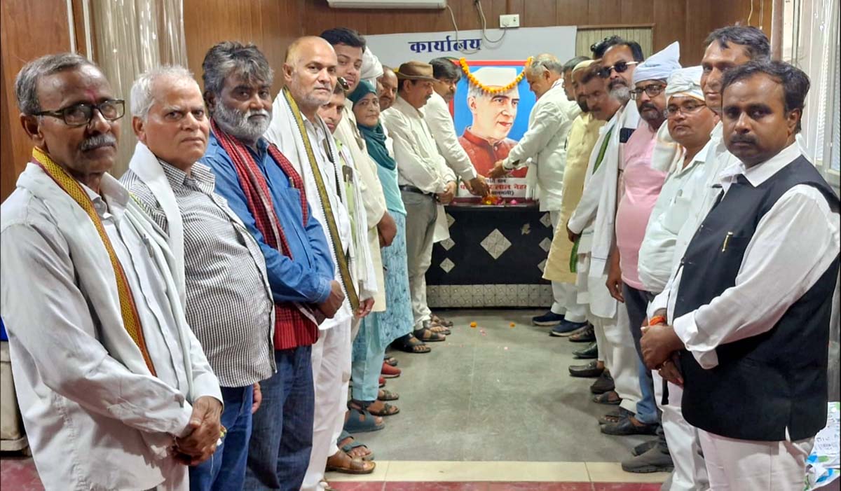 कांग्रेसियों ने देश के पहले पीएम नेहरू की मनाई पुण्यतिथि