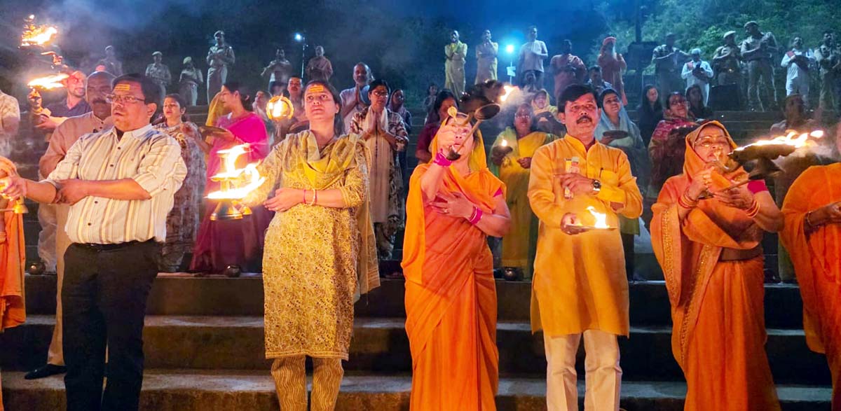 भक्तों ने किया दीपदान, गंगा को स्वच्छ रखने का लिया संकल्प