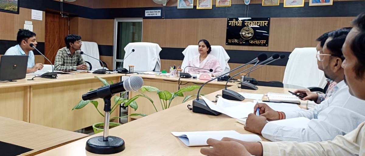 जल जीवन मिशन की बैठक में डीएम का दिखा सख्त रूख, किया ब्लैक लिस्ट