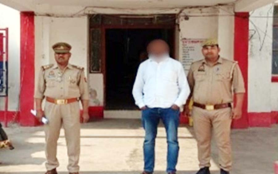 फरार दरिंदे की पैरवी पड़ी भारी, पुलिस ने दर्ज की एफआईआर