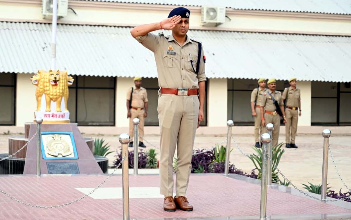  साप्ताहिक परेड में एसपी ने परखा पुलिस बल का अनुशासन