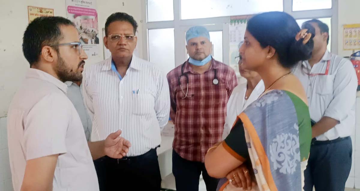 डीएम व सीडीओ ने जिला अस्पताल का किया निरीक्षण