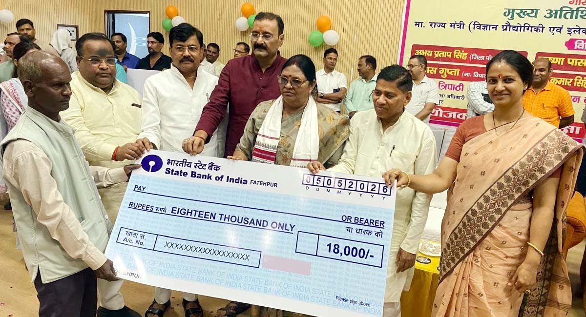 शिक्षामित्रों को मिली बढ़े मानदेय की प्रतीकात्मक चेक, खिले चेहरे