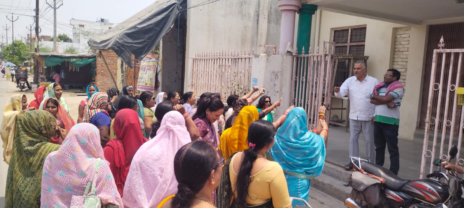 महिला जन आक्रोश अभियान के चौथे दिन फूटा गुस्सा, सपा सांसद के खिलाफ खोला मोर्चा