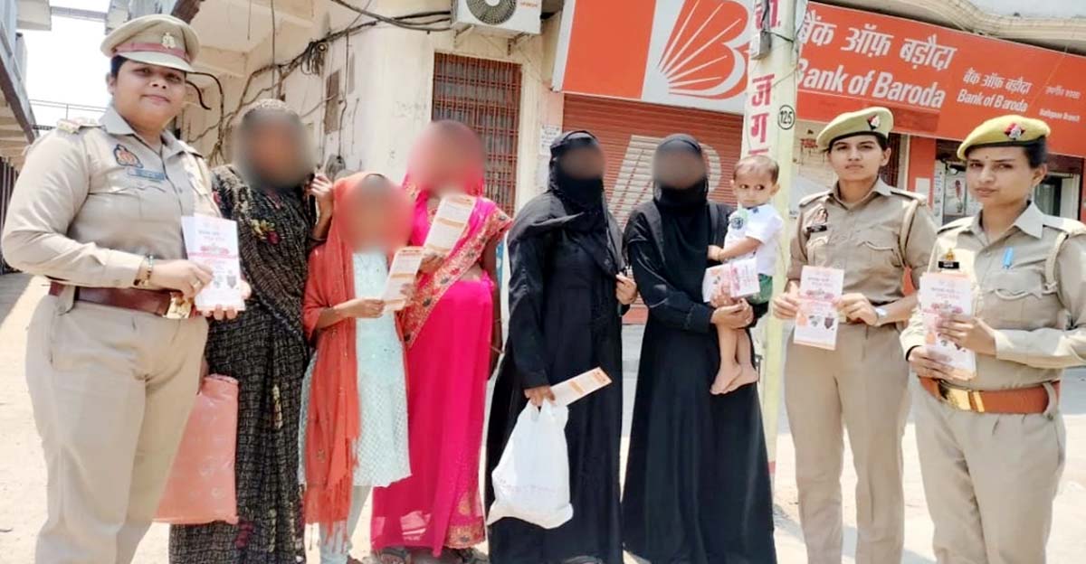 महिलाओं-बालिकाओं को दी हेल्पलाइन नंबरों की जानकारी