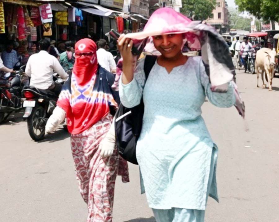 तपिश से बेहाल हुए लोग, दोपहर बाद सड़कों पर पसरा सन्नाटा