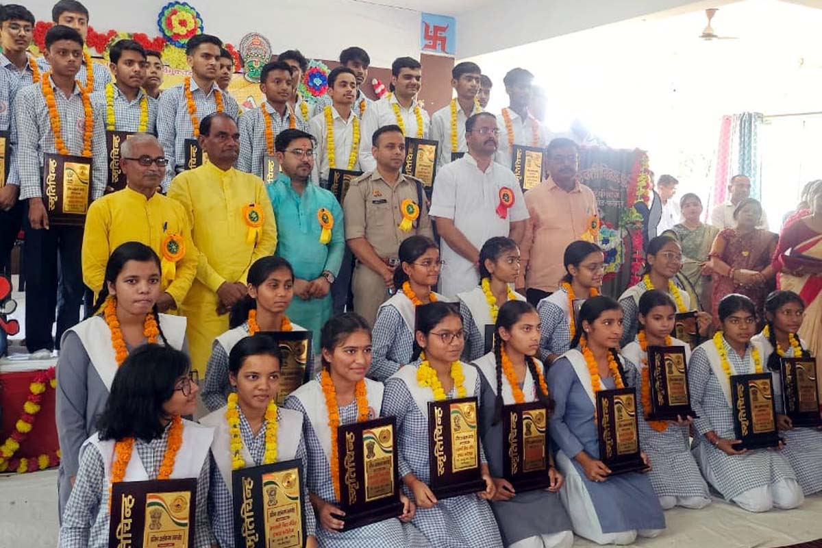एसवीएम में मेधा अलंकरण व परीक्षाफल वितरण का हुआ आयोजन