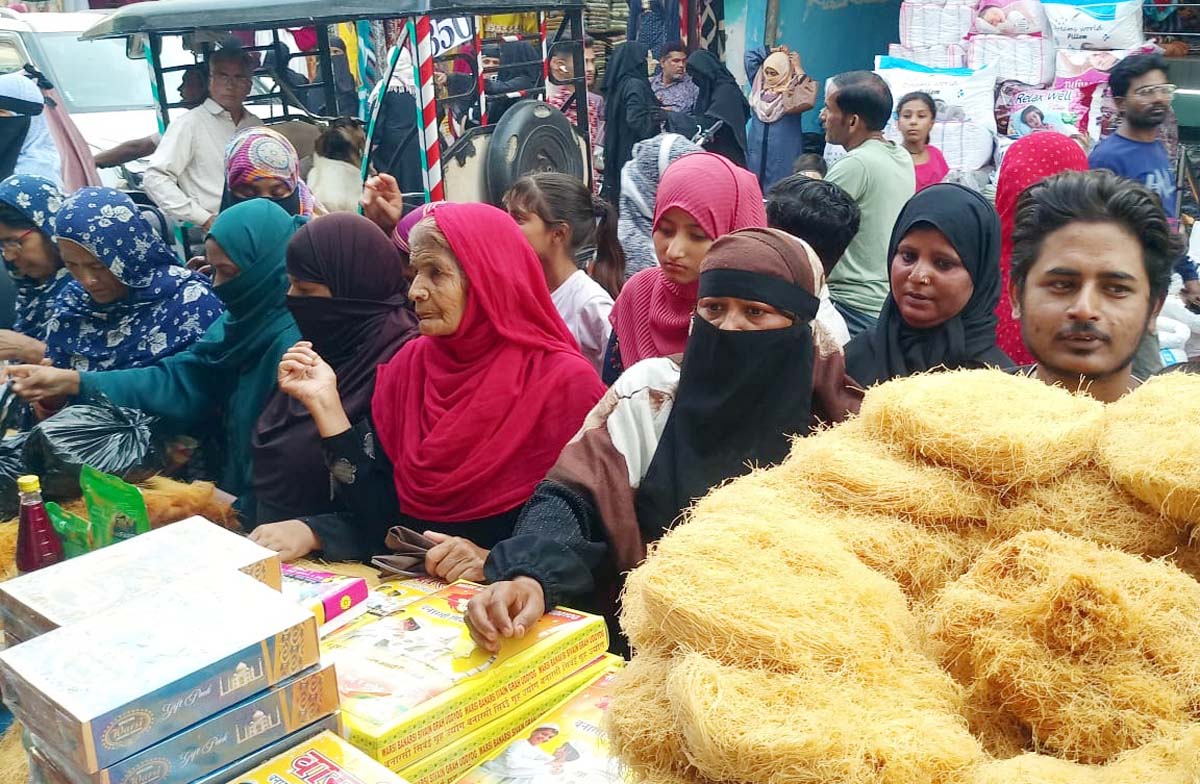 सेंवई, सूतफेनी सहित मेवे व किराने की दुकानों पर उमड़े ग्राहक