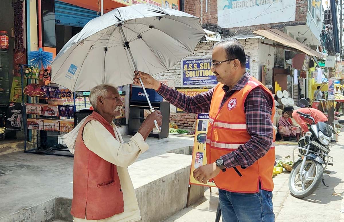 रेडक्रास की आजीवन सदस्य आसमा के सहयोग से हुआ वितरण