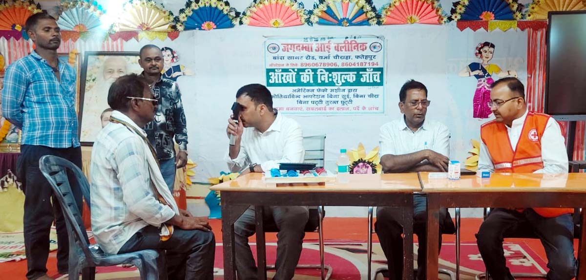 रेडक्रास के कार्यकारी चेयरमैन ने जरूरतमंदों को बांटे चश्मे