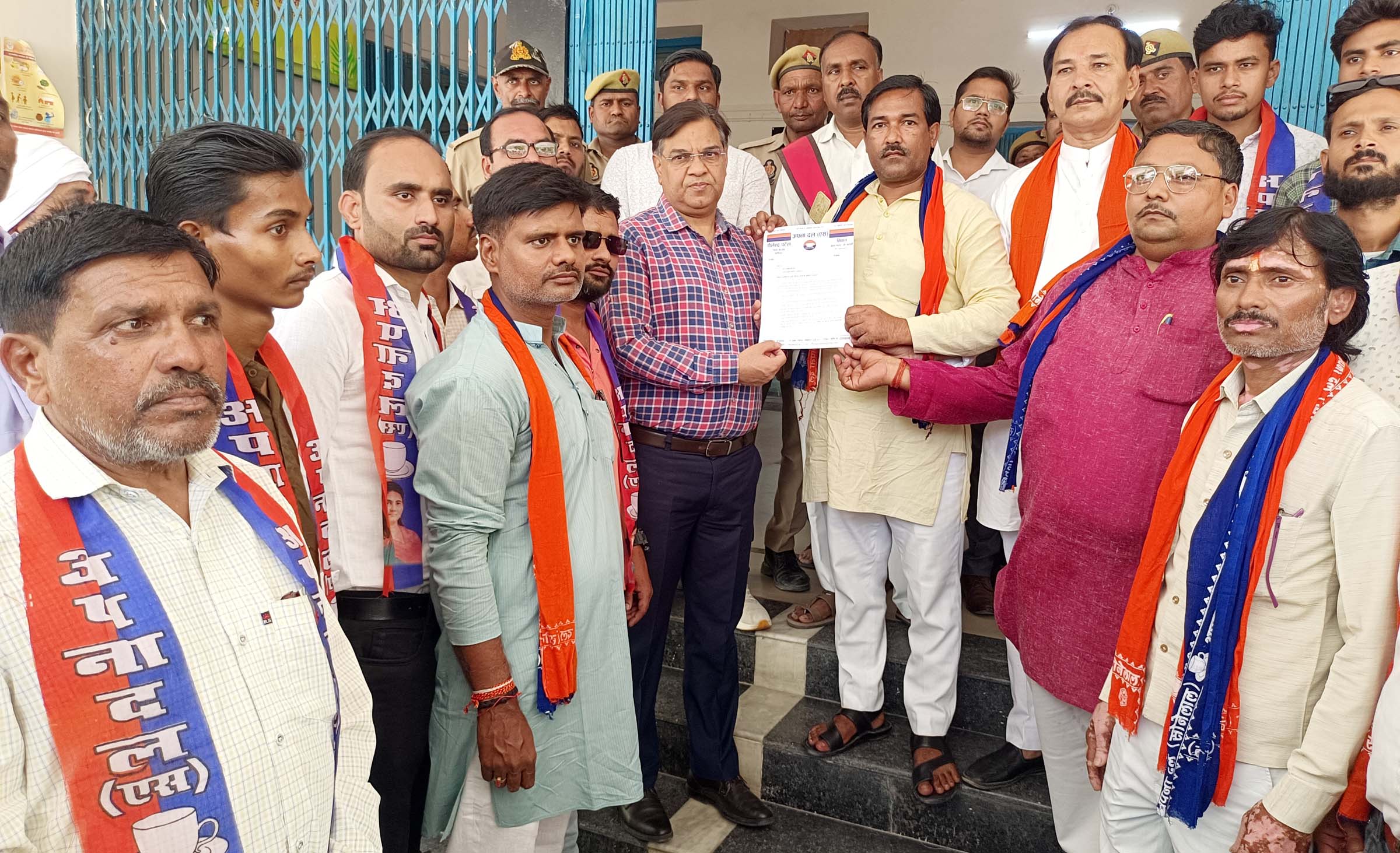 जनहित की मांगों पर अपना दल एस ने किया प्रदर्शन, ग्यारह सूत्रीय मांग पत्र