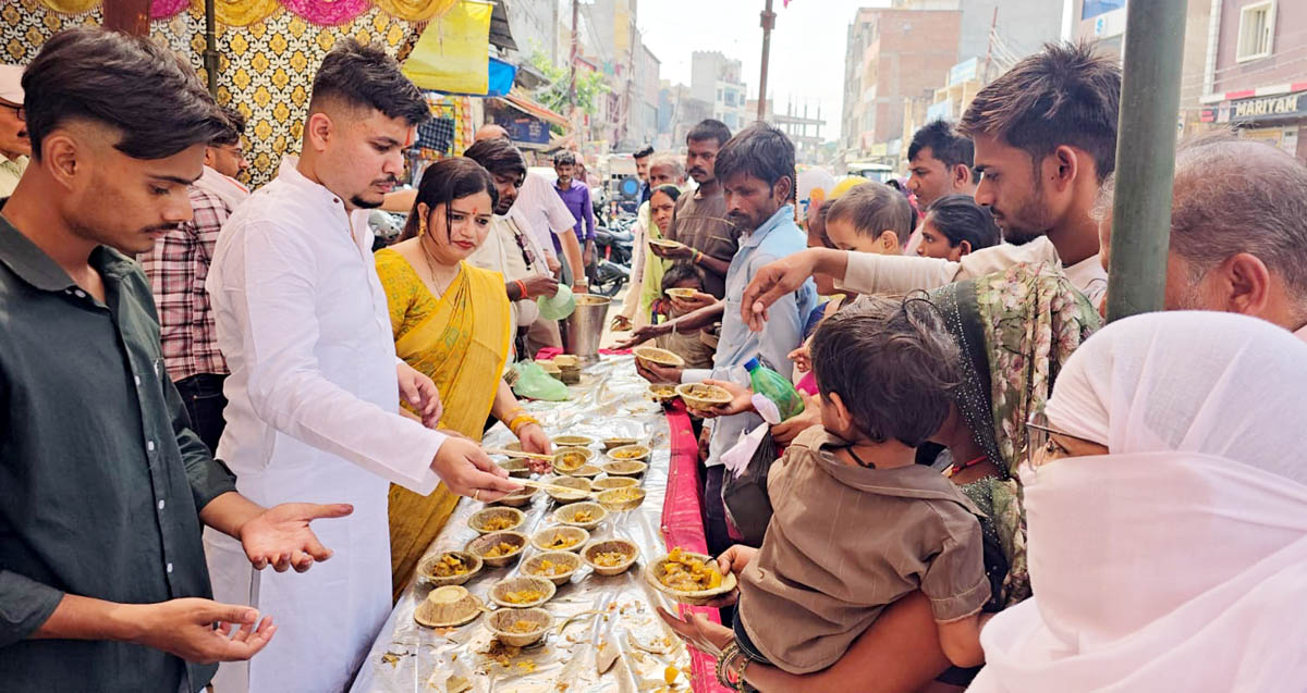  बुढ़वा मंगलवार पर हुए भंडारे, एकता की दिखी मिसाल