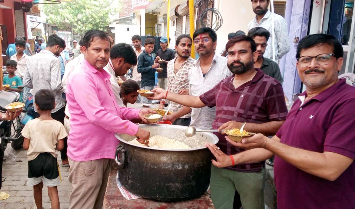 बड़े मंगल पर भक्ति व सेवा का संगम, शहर भर में लगे भंडारे