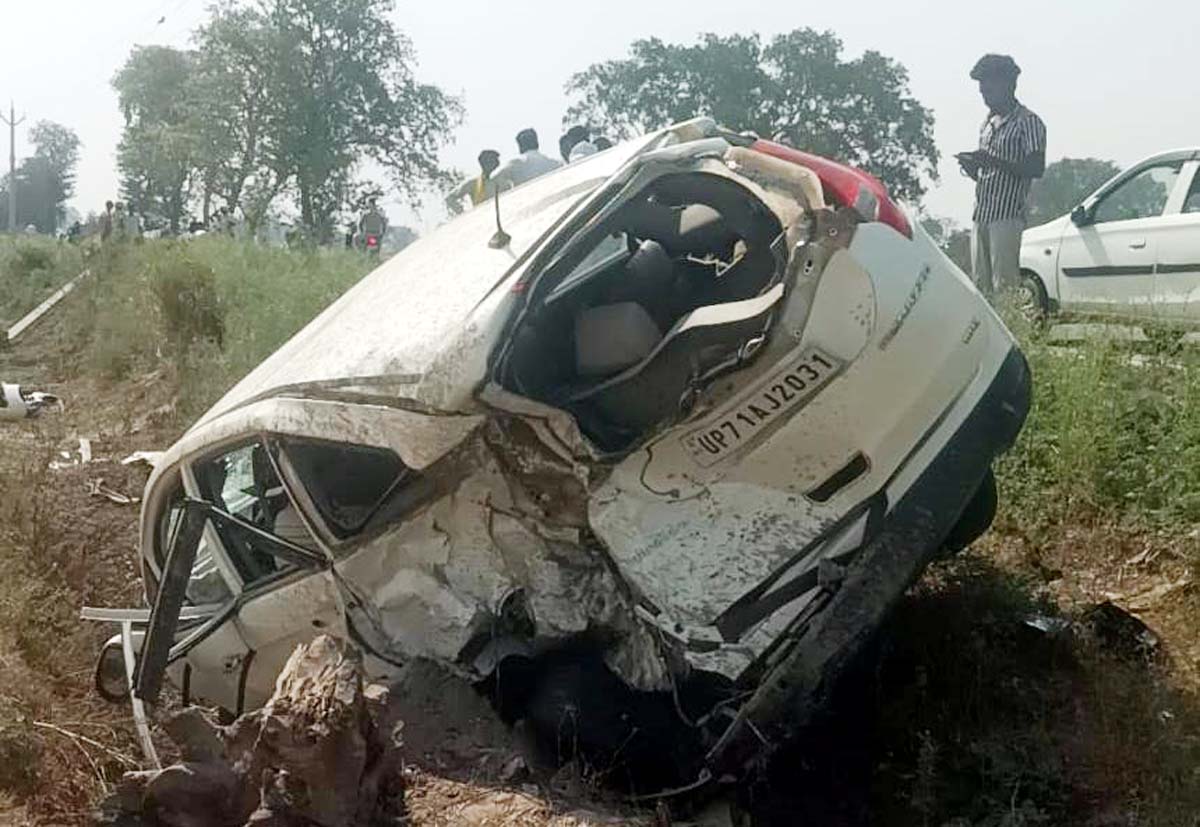बारातियों की कार पोल से टकराकर खंती में पलटी, दो की मौत