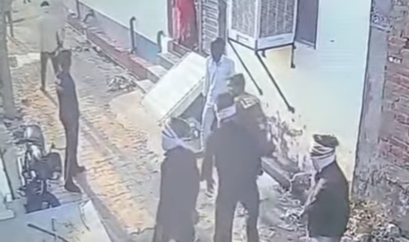 नकाबपोश बदमाशों का तांडव, सीसीटीवी में कैद हुई पत्थरबाजी और अभद्रता