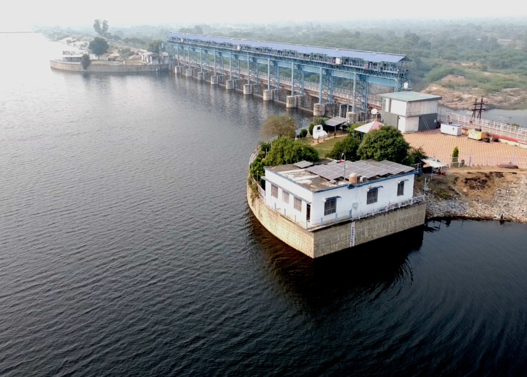  मौदहा बांध से जल निकासी शुरू, डाउनस्ट्रीम क्षेत्रों में अलर्ट जारी