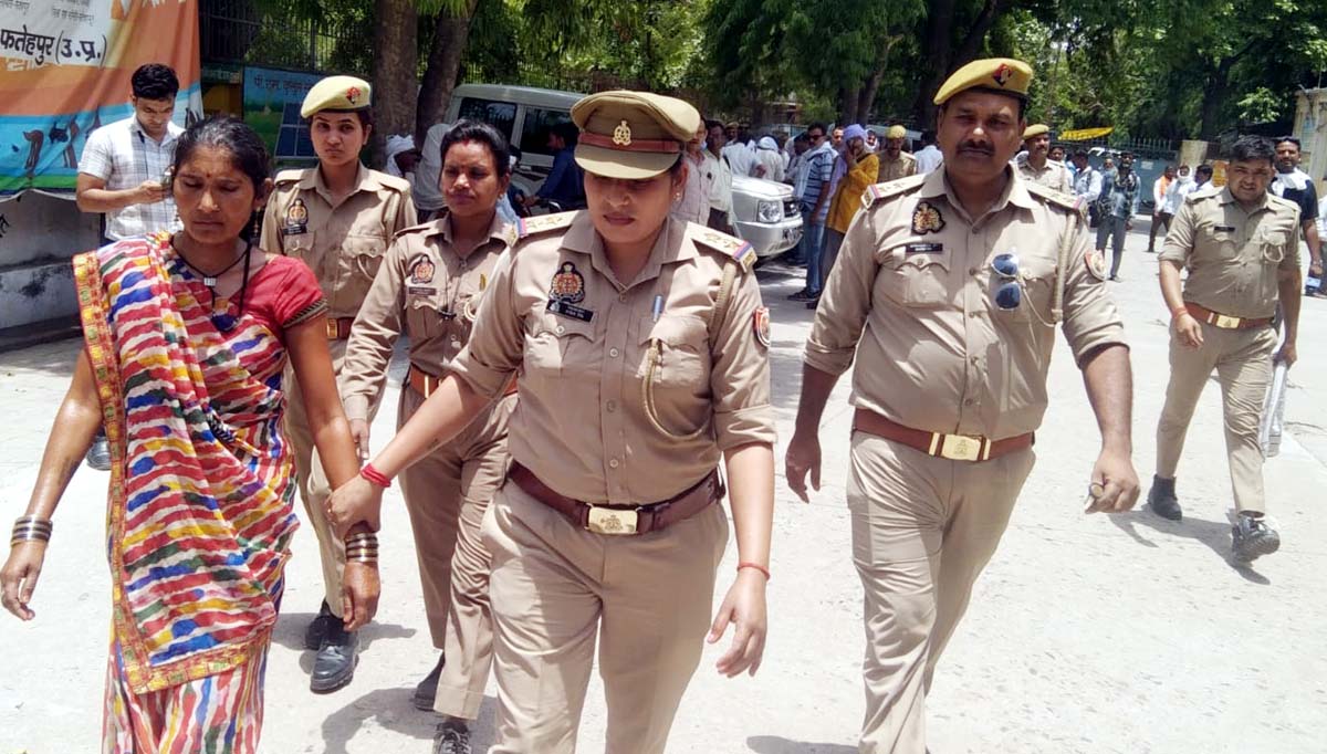 भाईयों से आहत महिला ने डीएम कार्यालय के सामने आत्मदाह का किया प्रयास