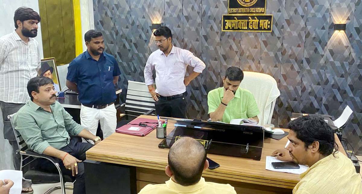 बाउंड्री करा रहे बिजली विभाग पर भाजपा नेता ने जताई आपत्ति