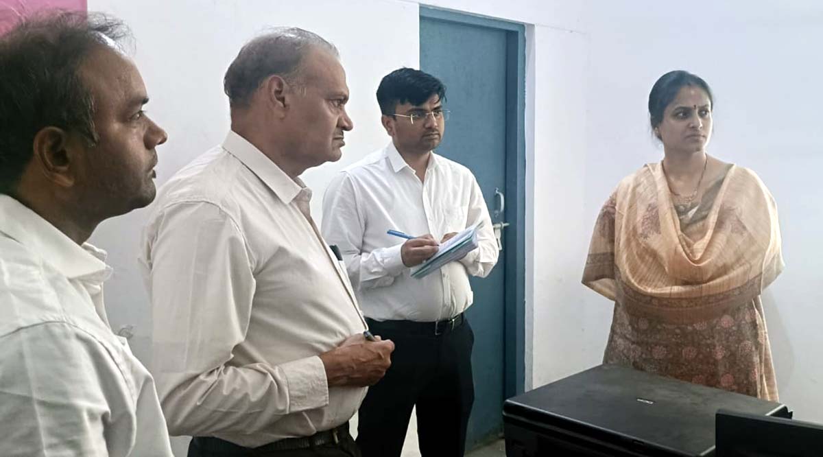 बाहर की दवा लिखने वाले फार्मासिस्ट पर गिरी गाज,डीएम के छापे से हड़कंप
