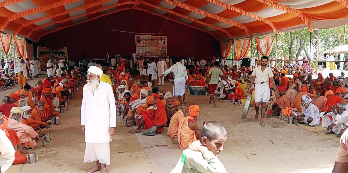 सोमवती अमावस्या पर नौबस्ता गंगा घाट में उमड़ा आस्था का सैलाब