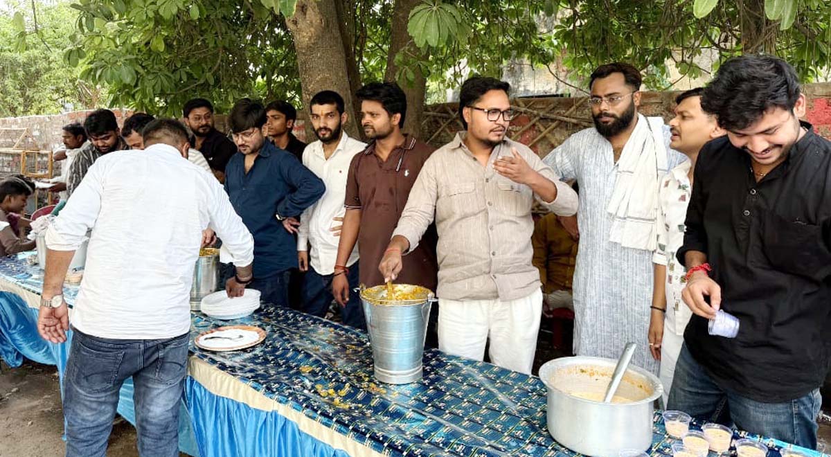 बड़े मंगल पर हुआ विशाल भंडारे का आयोजन,श्रद्धालुओं की उमड़ी भीड़