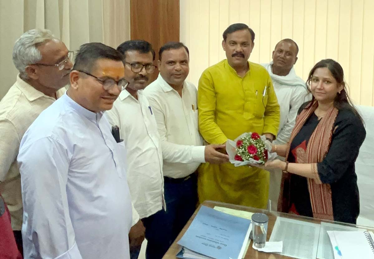 शिक्षामित्रों से जुड़े विभिन्न मुद्दों पर की चर्चा, मिला आश्वासन