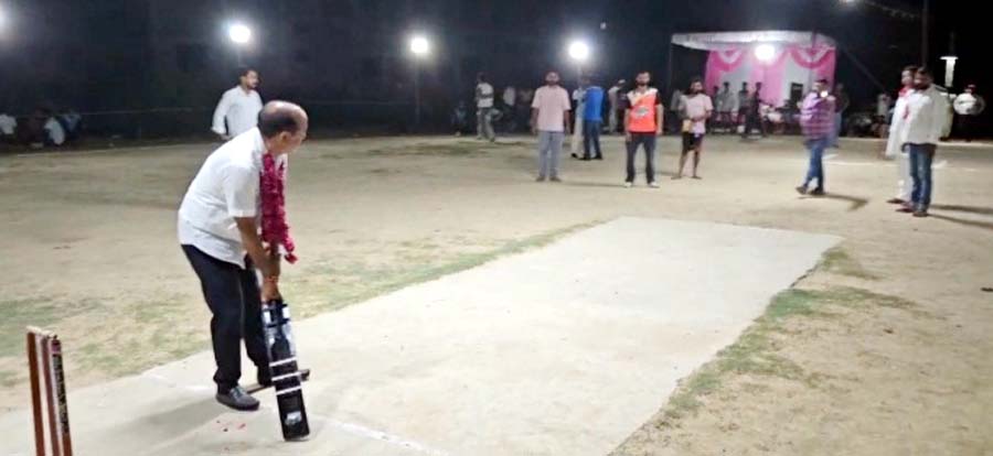 पक्का तालाब पर रात्रिकालीन क्रिकेट टूर्नामेंट का हुआ आगाज