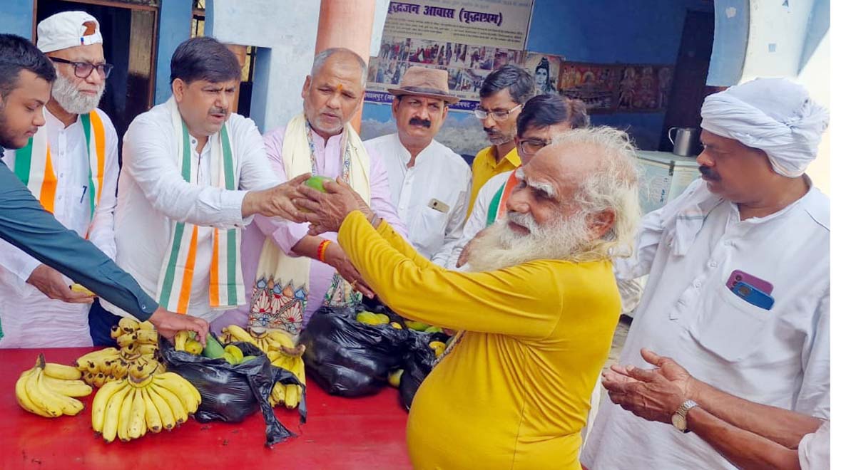 कांग्रेसियों ने वृद्धाश्रम पहुंच बांटा फल, सेवा का संदेश