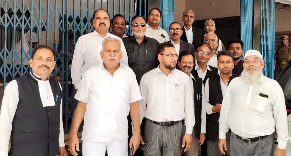 शासन को प्रस्ताव प्रेेषित किए जाने की मांग को लेकर डीएम को सौंपा ज्ञापन
