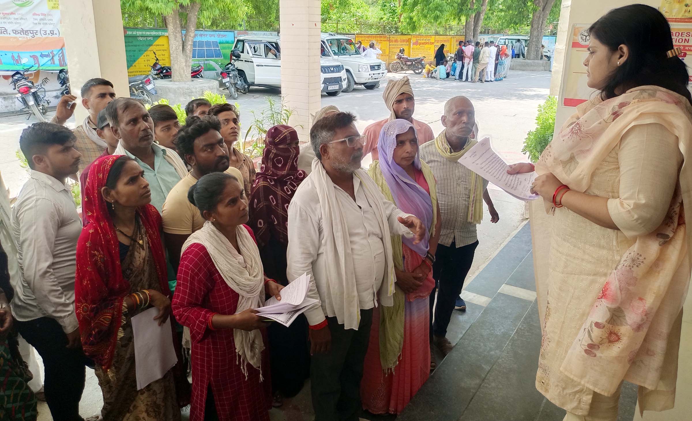  तालाब पर अवैध कब्जे की डीएम से शिकायत