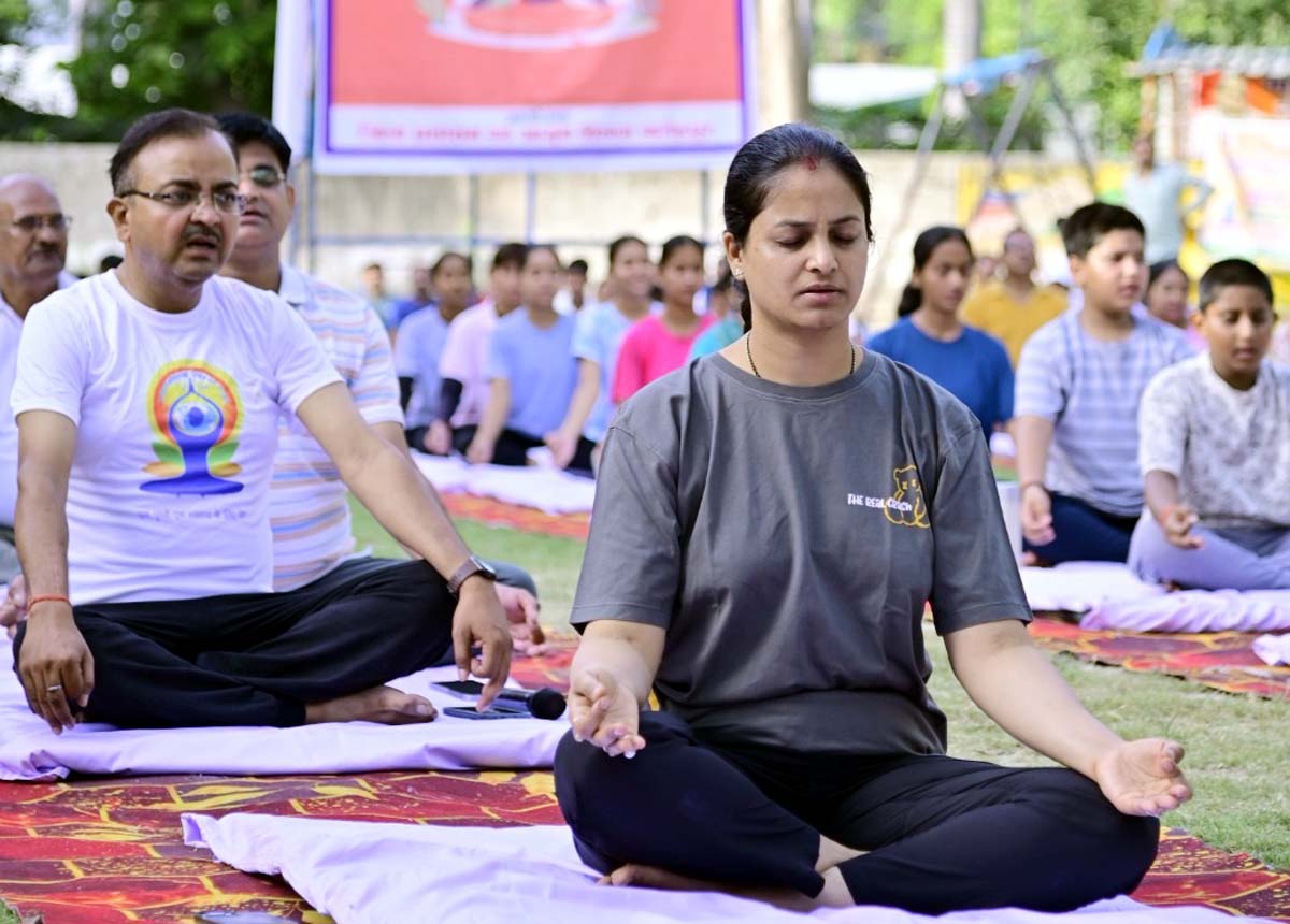डीएम ने गांधी पार्क से किया योग सप्ताह का शुभारंभ