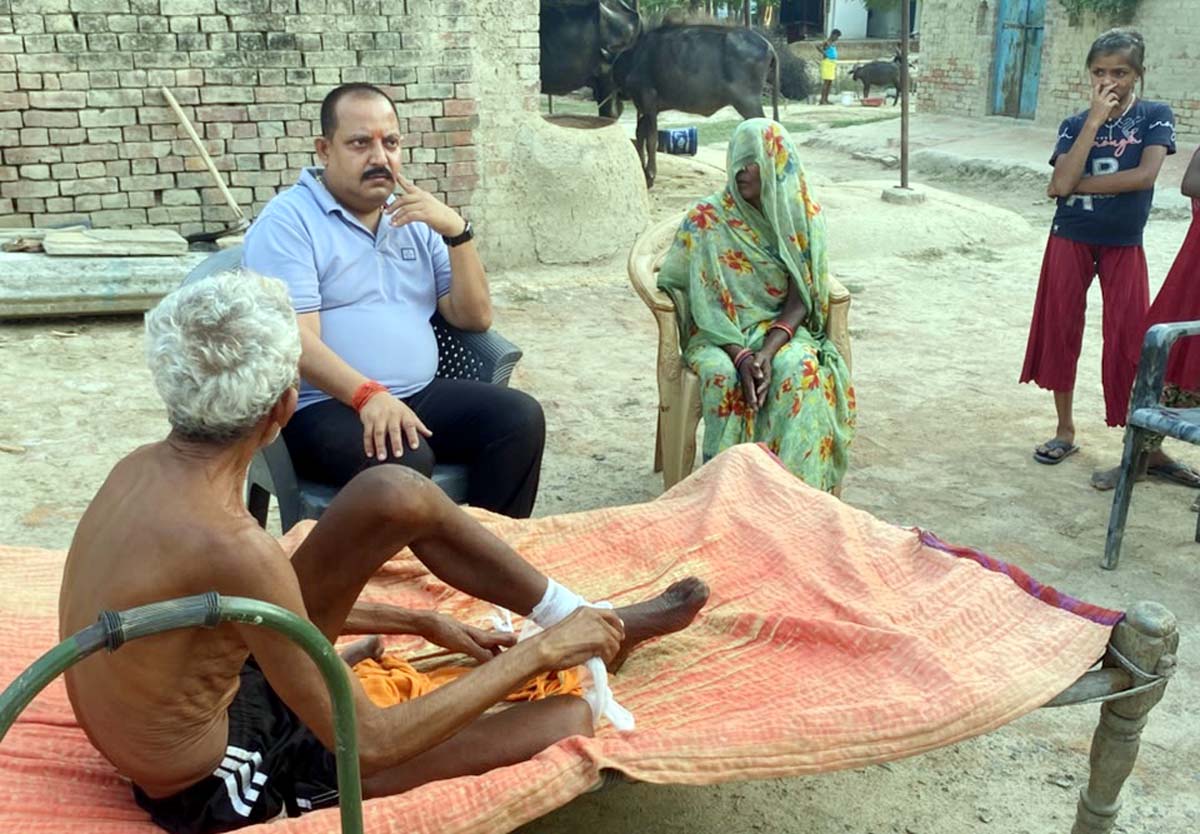 मृतक के परिवारीजनों से मिले जिला पंचायत सदस्य, दिया आश्वासन