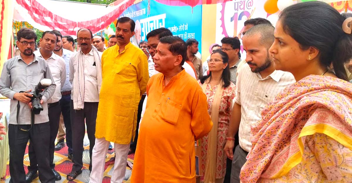 सेल्फी विद पीएम बनी आकर्षण का केन्द्र, स्टालों पर उमड़ी भीड़