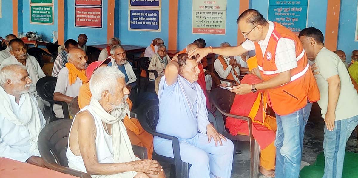 फादर्स डे पर,वृद्धजनों के चरण स्पर्श कर डॉ अनुराग ने लिया आशीर्वाद