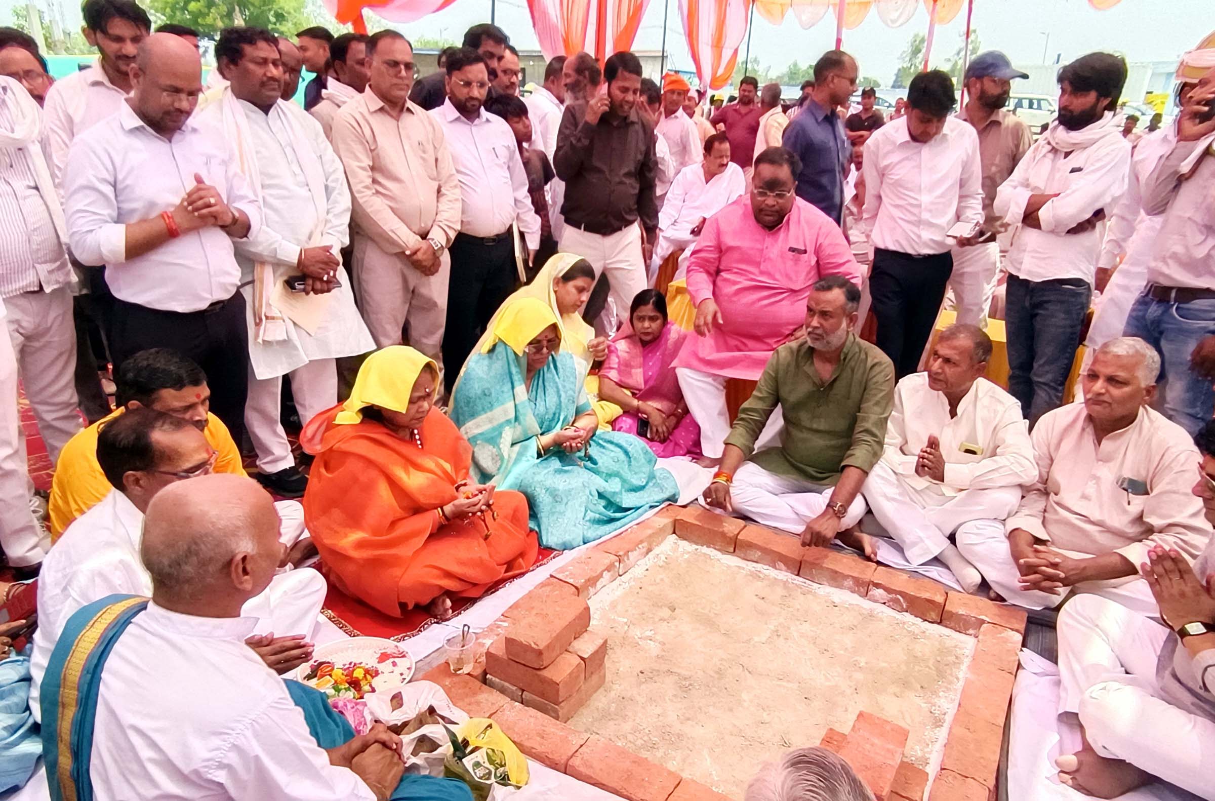 750 करोड़ की सीवर परियोजना के भूमि पूजन में फूटा जनप्रतिनिधियों का गुस्सा