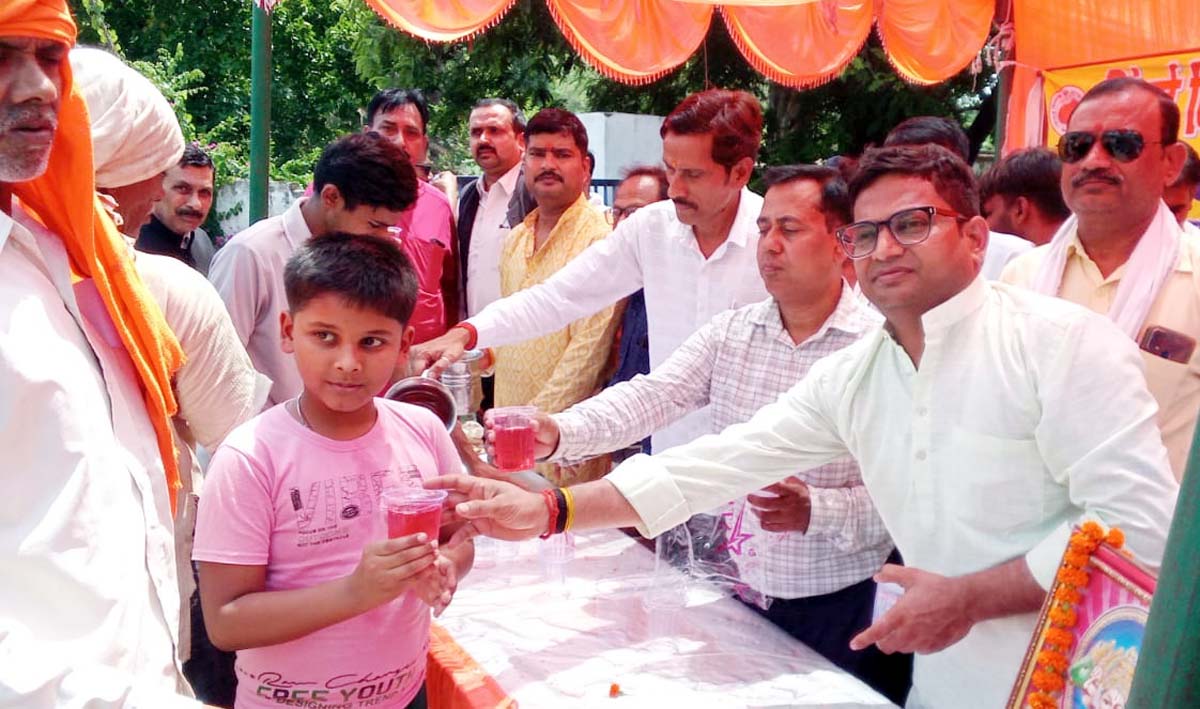 पंचम मंगलवार पर सिंचाई विभाग में हुआ शर्बत वितरण