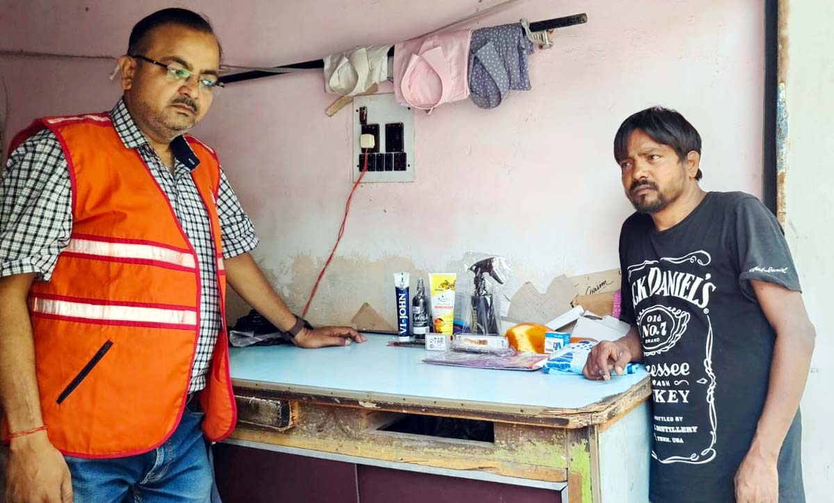 उपलब्ध कराई रोजगार सामग्री, दुकानदार ने जताया आभार