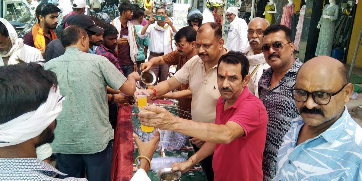 सातवें बड़े मंगल पर फाउंडेशन ने कराया शरबत वितरण