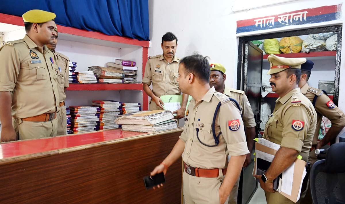  एसपी ने बकेवर थाने का निरीक्षण कर देखीं व्यवस्थाएं