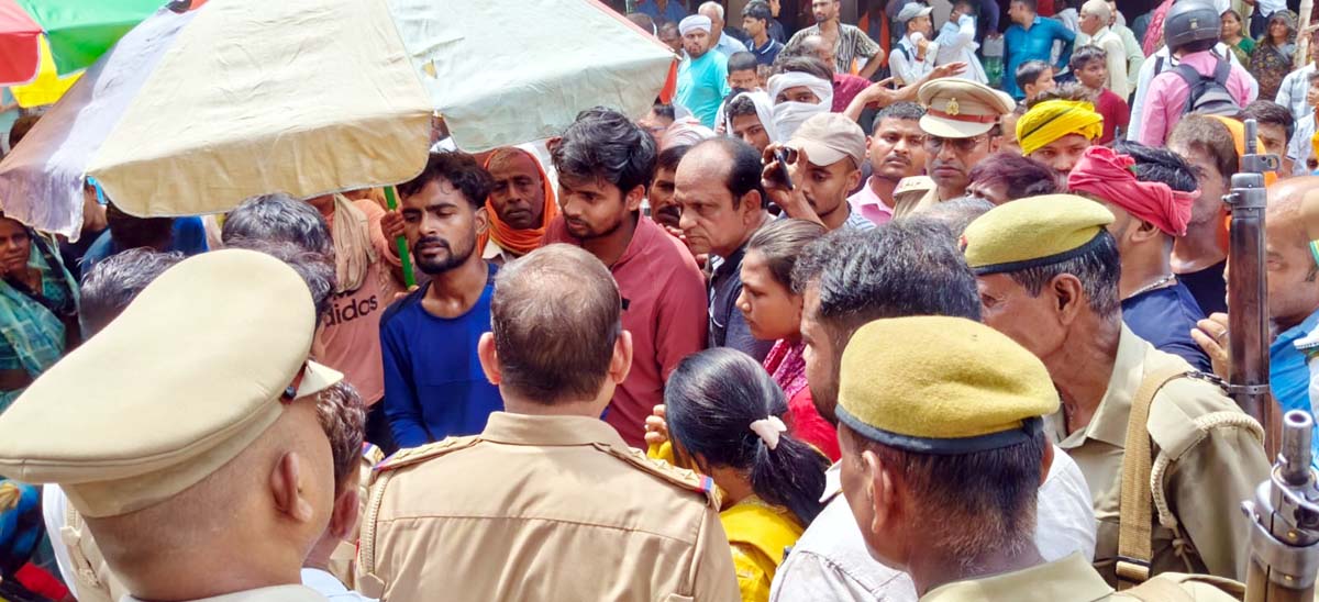 स्थानीय लोगों का फूटा गुस्सा, बांदा-सागर मार्ग पर लगाया जाम